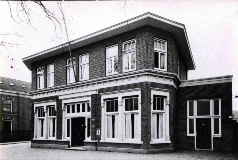 Hengelosestraat 76  hoek Boddenkampstraat  kantoor administrateur van de Volkswoning. later gebouw postzegel veiling 1930.jpg