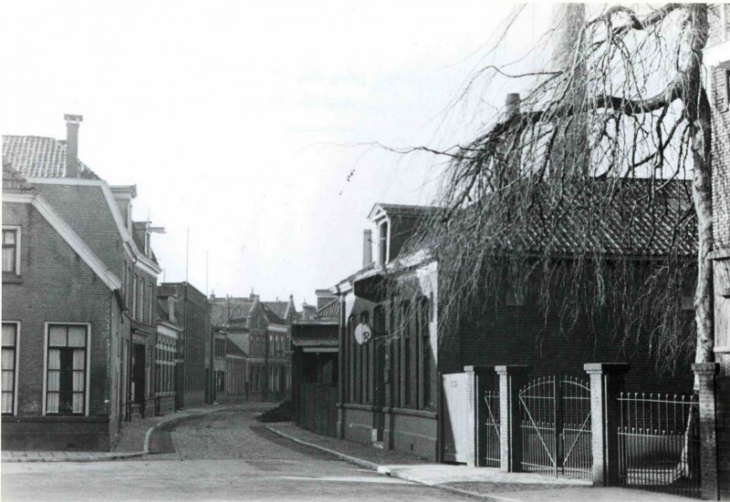 Zuiderhagen 109 rechts en 72-92 links vanaf de Kalanderstraat 12 . Rechts hek van de volksuniversiteit feb. 1944.jpg