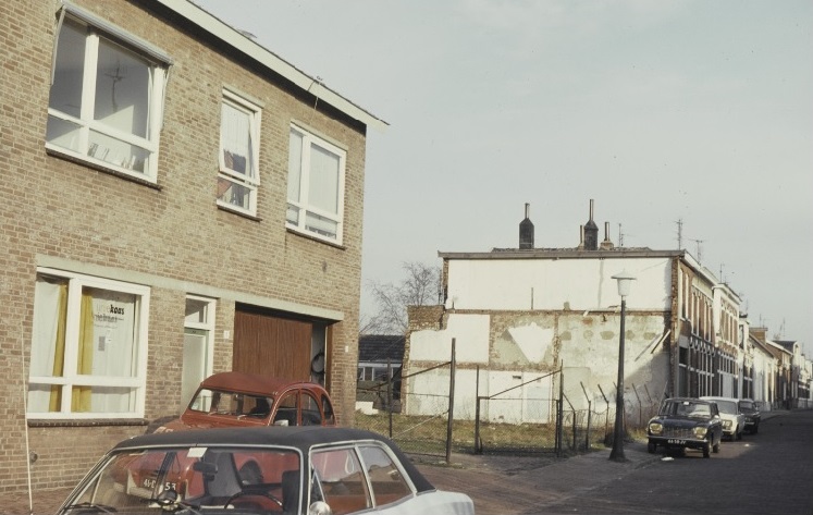 Leliestraat 34-44 links hoek Klaproosstraat vroeger Violenstraat richting van de Minkmaatstraat.jpg