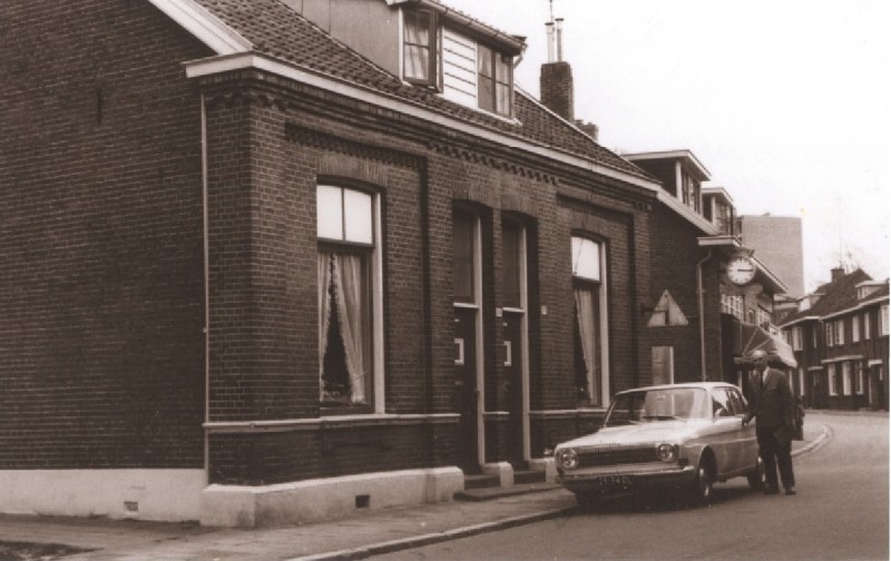 Veenstraat 35 rechts 44-48 Voorzijde panden langs oostelijke straatwand, met dames- en herenkapper  winkel in rookwaren 1967.jpg