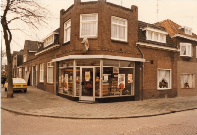 Leliestraat 76 slagerij hoek Rozenstraat 1977.jpg