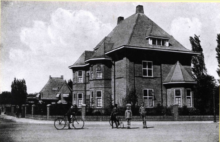 Kortenaerstraat 40 hoek Rembrandtlaan nu M.H. Tromplaan Tot 1943 door hr. H.W. Jordaan bewoonde villa herenhuis. Vanaf eind 20e eeuw terrein Saxion Hogeschool. Pand werd in 1944 gebombardeerd. foto 1920.jpg