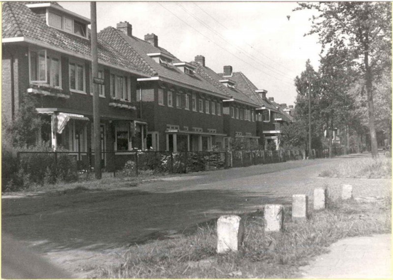 Minkmaatstraat 227 links. rechts Dahliastraat 1943.jpg