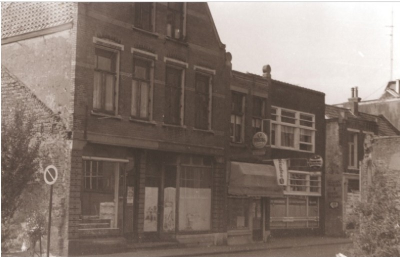 Kalanderstraat 36-38 Voorgevels woningen en café De Boulevardhoek 1967.jpg