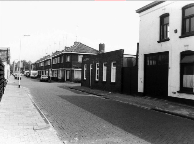 Burgemeester Jacobsstraat 34 hoek Annastraat Straatbeeld met woningen in zuidoostelijke richting. 1988.jpg