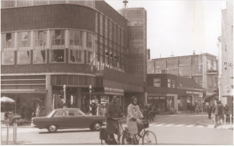 Hengelosestraat 1 vanaf kruispunt de Graaff. O.a. met Vroom & Dreesmann (V&D) en Bouman 1967.jpg