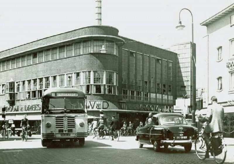 Hengelosestraat 1 hoek Brammelerstraat Vroom en Dreesmann 1955.jpg