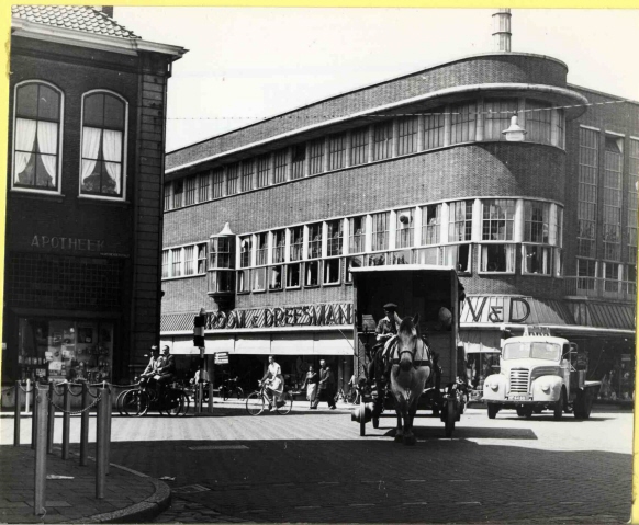 Hengelosestraat 1 hoek Brammelerstraat kruispunt De Graaff met pand Vroom en Dreesmann links pand apotheek Baurichter. 1955.jpeg