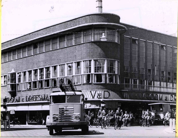 Hengelosestraat 1 hoek Brammelerstraat kruispunt De Graaff met pand Vroom en Dreesmann. 1955.jpeg