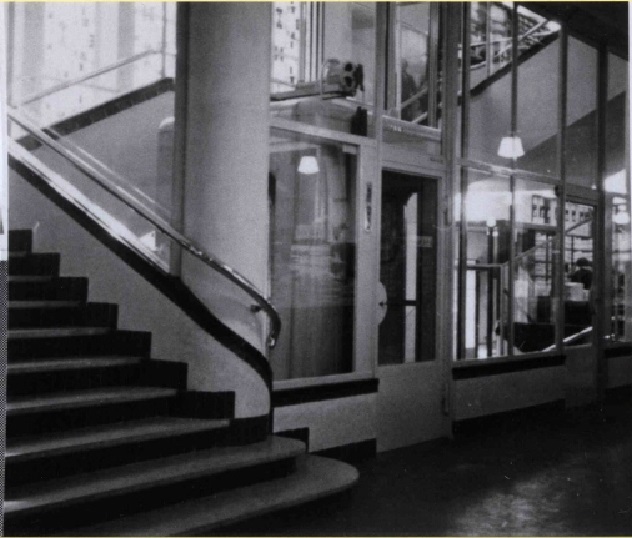 Hengelosestraat 1 interieur Vroom en Dreesmaan trappenhuis en loft. 1939.jpeg