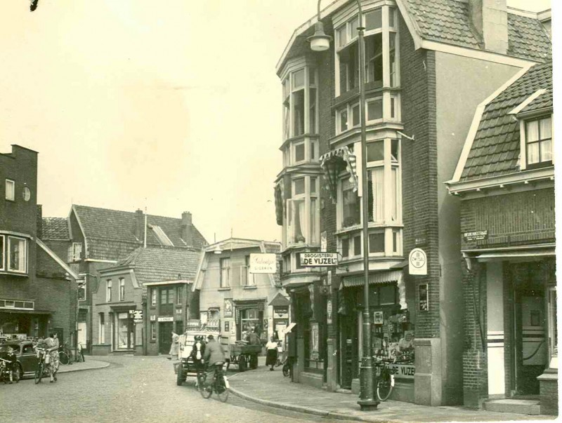 Willemstraat 40 Schoo links en 27 rechts hoek Kalanderstraat drogisterij de Vijzel. helemaal rechts Beukinkstraatl.jpg