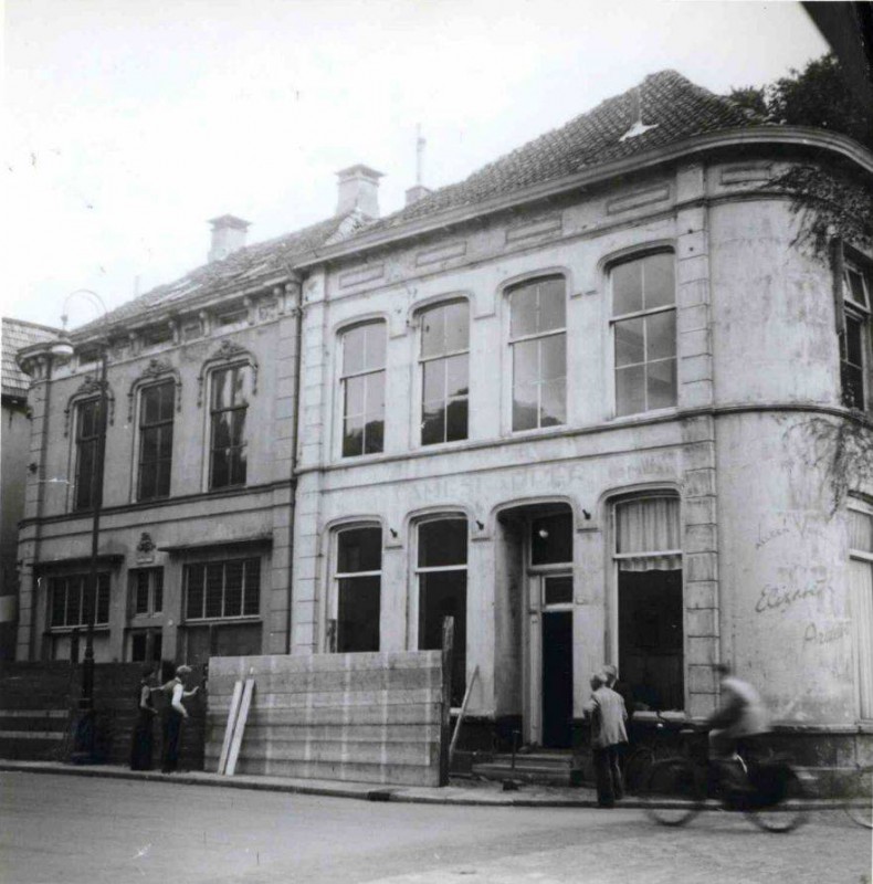 Langestraat 33-35 hoek Raadhuisstraat Herenhuizen tussen Knijphoeksteeg en Kerkgang 2-9-1953 pand rechts is gesloopt.jpg
