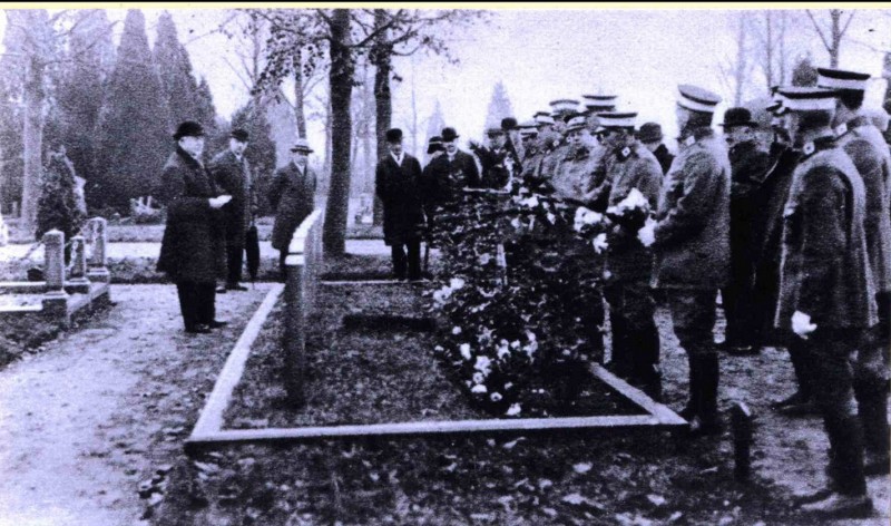 Toespraak Edo Bergsma voor leden van de transportcolonne van het Rode Kruis, bij het graf van 37 overleden krijgsgevangenen uit de 1e Wereldoorlog 11 november 1928.jpg