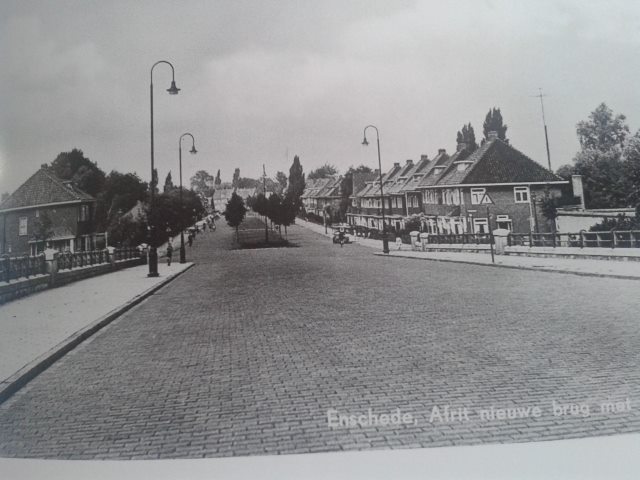 Getfertsingel 112-114 rechts nieuwe brug.jpg