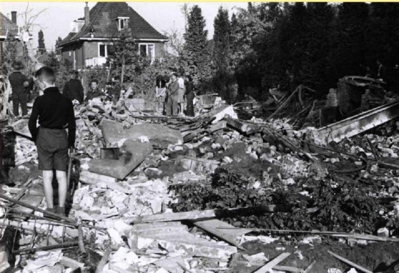 Cort van der Lindenlaan 2 huis Dr. Wefers Bettink na bombardement in 1943.jpg