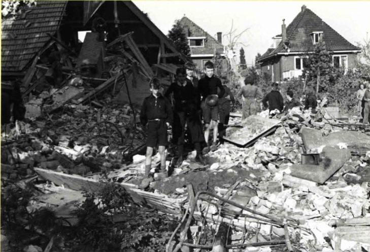 Cort van der Lindenlaan 2. Schade na bombardement van 10.10.1943 (o.m. woning dr. Wefers-Bettink)..jpg