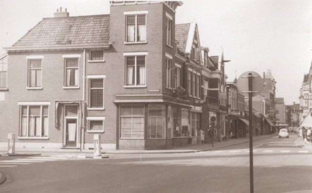 Haaksbergerstraat 46. Voorgevels winkels op de hoek met de Nijverheidsstraat o.a. Foto Weise, Optiek Oculus, bruidsboetiek Modechic. 1967.jpeg