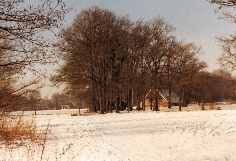 Slagmanweg Sportvelden van Enschedese hockeyclub Prinses Wilhelmina ( P.W. ) en boerderij op het Slagman 20-2-1978.jpg