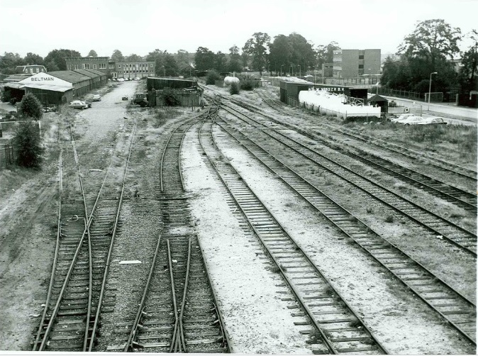 Gasfabriekstraat 24. Zuiderspoor Emplacement vanaf Weth. Nijkampbrug richting Weth Beversstraat,  aug. 1973.jpg