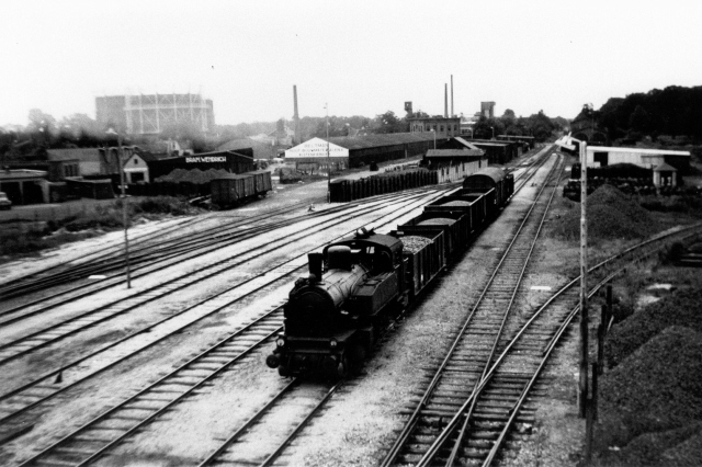 Gasfabriekstraat 24 Zuiderspoorstraat Spoorwegemplacement Station Zuid met stoomtrein gezien in zuidelijke richting. Zichtbaar zijn gebouwen van de firma's Wendrich, Beltman. Links zijn de gashouders van de gasfabriek.jpeg