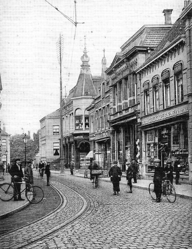 Marktstraat 2-10  Goedkope Bazar manufacturen. 4 zaak Korte,   kledingzaak  Herman Menko  10  Gebr Hoffstedde,cafe het Valkje 1917.jpg