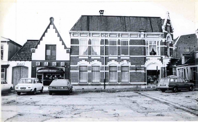Pijpenstraat 1a Hoek Zuiderhagen, met restaurant Ou Kiang, gezien vanaf Janninkterrein 1975.jpg