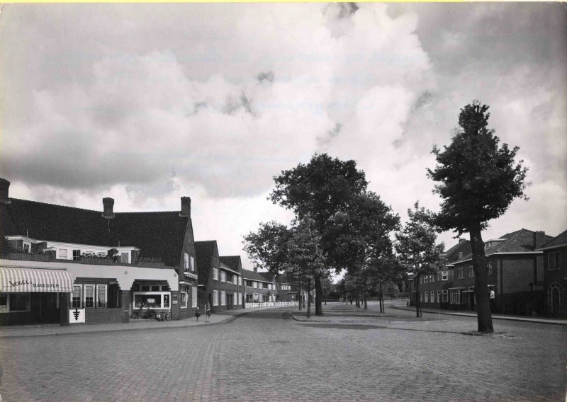 Laaressingel 125-127 met slagerij Vogel en een tabakszaak vanaf Asterstraat richting Edo Bergsmabrug 1939.jpg