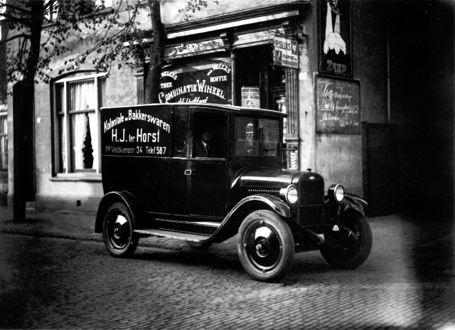 Veldkampstraat 34 bedrijfsauto met opdruk Koloniale Bakkerswaren H.J. ter Horst, voor combinatiewinkel H.J. ter Horst...jpeg