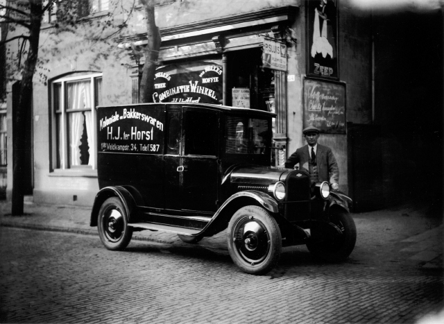 Veldkampstraat 34 bedrijfsauto met opdruk Koloniale Bakkerswaren H.J. ter Horst, voor combinatiewinkel H.J. ter Horst..jpeg