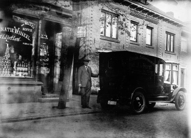 Veldkampstraat 34 bedrijfsauto met opdruk Koloniale Bakkerswaren H.J. ter Horst, voor combinatiewinkel H.J. ter Horst.jpeg