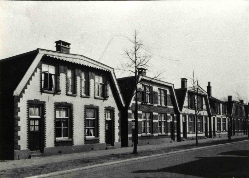 Sumatrastraat, deel van de straat op Varvik, met woningen uit 1909 van architect A.G.Zn.Beltman. 1920.jpg