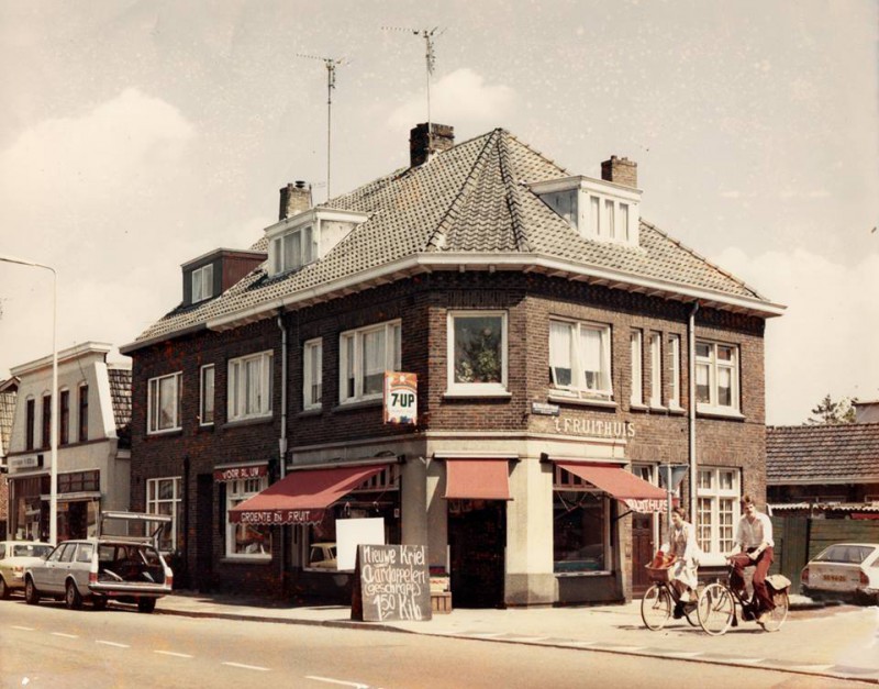 Deurningerstraat 120 hoek Renbaanstraat 54 groentezaak Bargeman en later Weijma. 1975.jpg