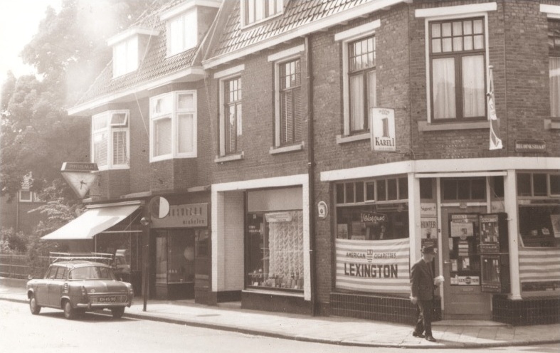 Lipperkerkstraat 47-47a Woningen en winkels nabij de kruising met de Reudinkstraat, o.a. kapsalon,  winkel in rookwaren Leferink, meubelwinkel en juwelier Keppels 1967.jpg
