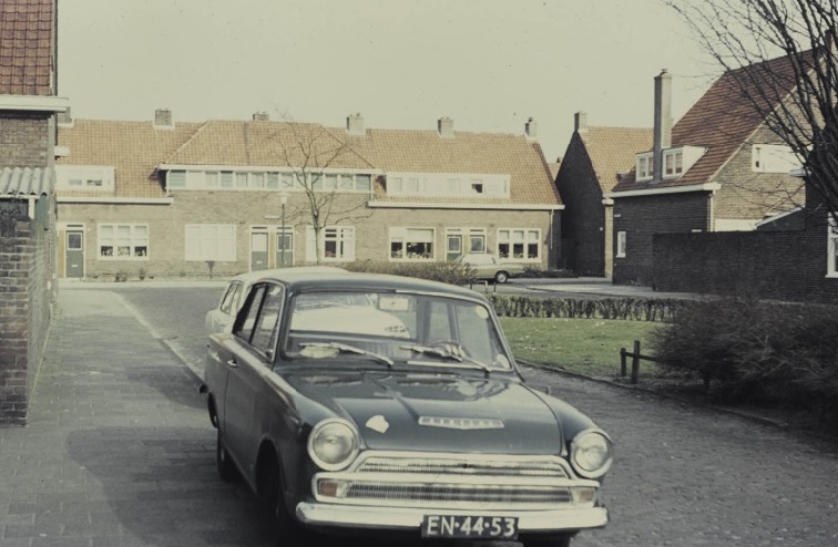 Azaleastraat richting Papaverstraat vanaf Begoniastraat met auto in Azaleastraat Woningen rondom plantsoen.jpg