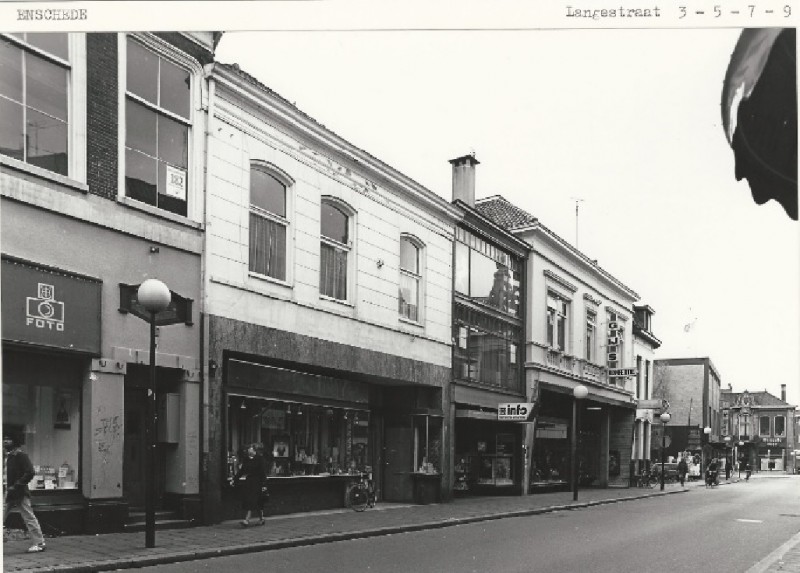 Marktstraat 3,5,7,9 Zicht in de richting van kruispunt De Graaff. 24-4-1980.jpg