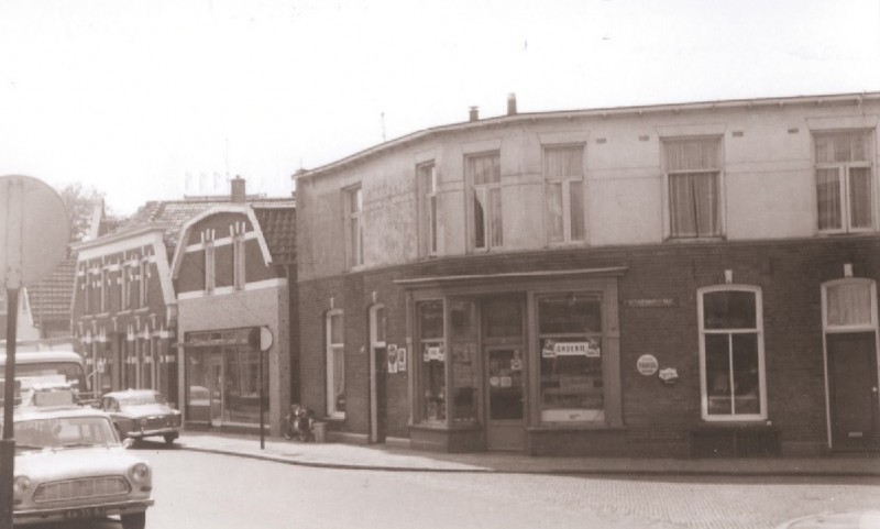 Lipperkerkstraat 113 Voorzijde woningen en winkel op de hoek met de Tweede Bothofdwarsstraat 1967.jpg