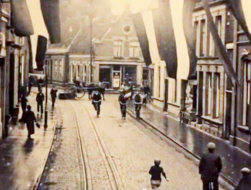 Gronausestraat 30 (de Klomp) met tramrails, rechts Veenstraat.jpg