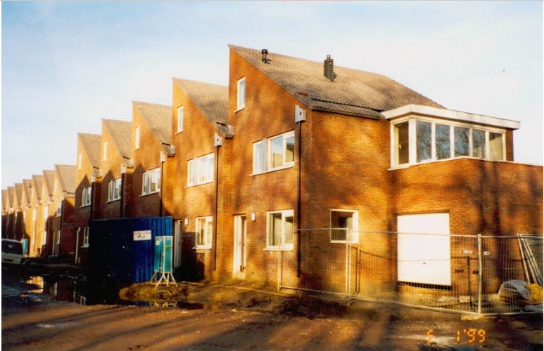 Mannagraslaan 26-34 Woningen in aanbouw in de Vinexwijk Eschmarke, deel Eekmaat-West. Aannemer is Trebbe. jan. 1999.jpg