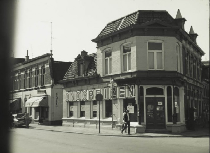 Haaksbergerstraat 80 hoek Emmastraat ONOG reizen Voorheen rijwielhandel Wevers. 8-9-1971.jpg