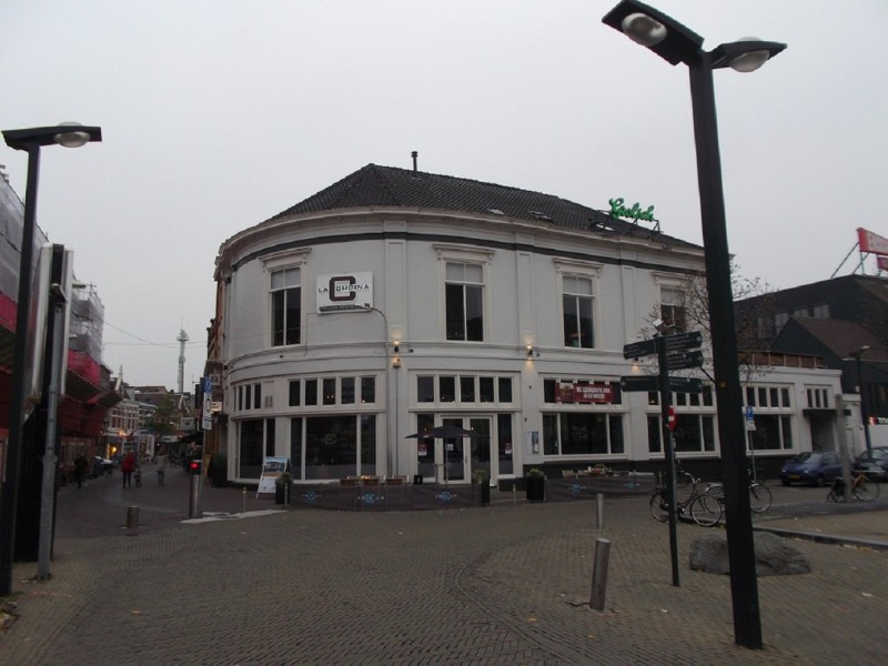 Korte Hengelosestraat 35 Stationsplein 1 Forum Café La Cucina vroeger Royal.jpg