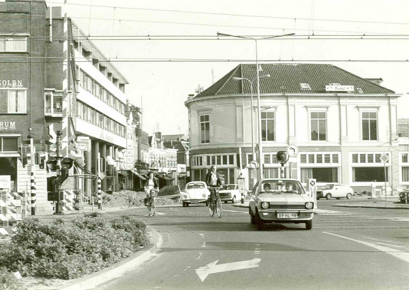 Hengelosestraat 35 Stationsplein 1979 Ter hoogte van spoorwegovergang,  Royal 1979.jpg