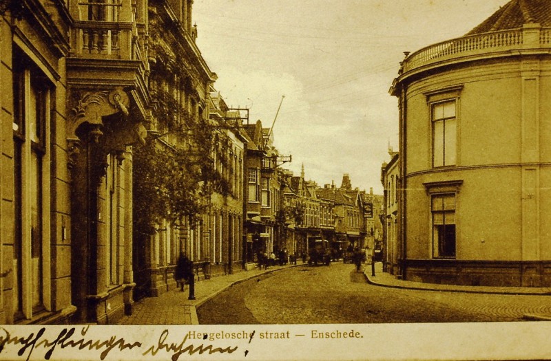 Hengelosestraat 26-28 links en 31-35 hoek Parkweg rechts met uithangbord Singer.JPG