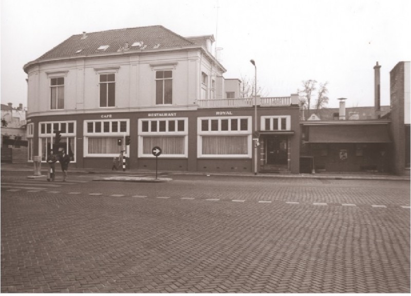 Hengelosestraat 35 Stationsplein 1 Hotel Royal op de hoek van de Hengelosestraat 35 foto 1971.jpg