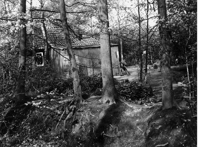 Lappenpad 16 Zomerhuisje in het bos op de hoek met de Zuid Esmarkerrondweg gezien vanaf de onverhardeweg. Buurtschap Esmarke. 3-4-1961.jpg