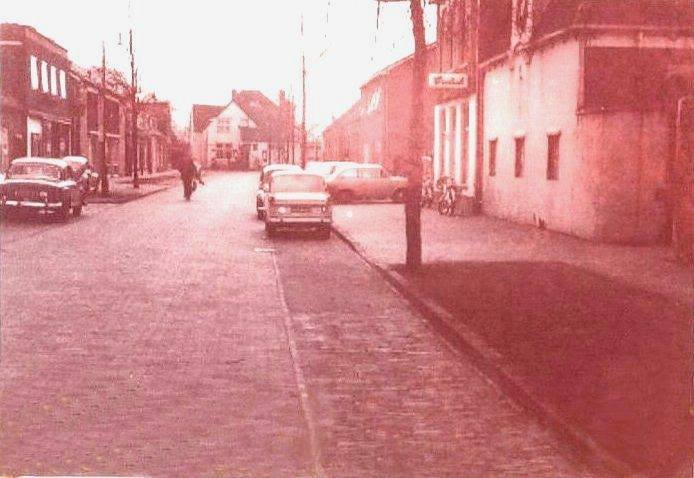 Tolstraat Glanerbrug Tolstraat rechts bioscoop Obdijn 1968.jpg