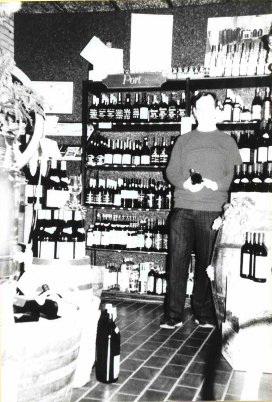Blekerstraat 32. Deel wijnwinkel fa. Wezo met J.W. Wevers. 1990.jpg