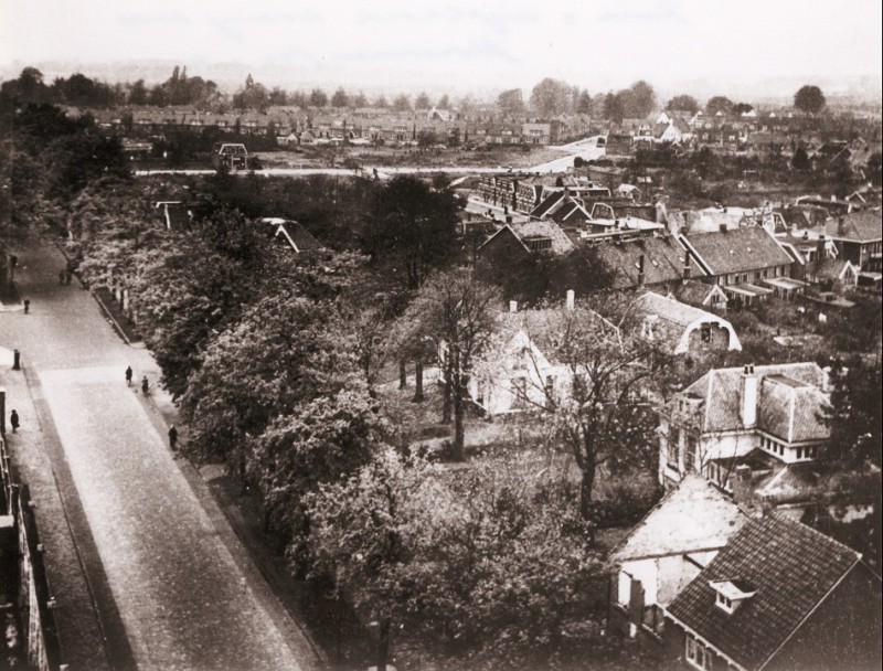 Haaksbergerstraat 242 hoek Veldkampstraat witte met midden boven de buurt Veldkamp. Rechts een ruïne van gebombardeerd huis 1944.jpg