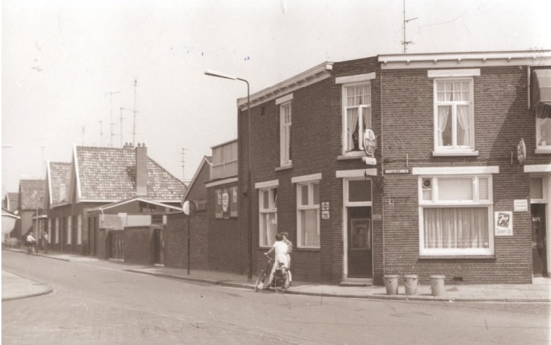 Oostveenweg 41 hoek Lipperkerkstraat 260 Café Geerdink De Schop 1967.jpg