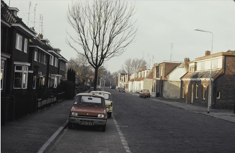 Kottendijk 171-183 links en rechts 146 Woningen tussen de Goeman Borgesiusstraat en de Roessinghsbleekweg jaren 70.jpg