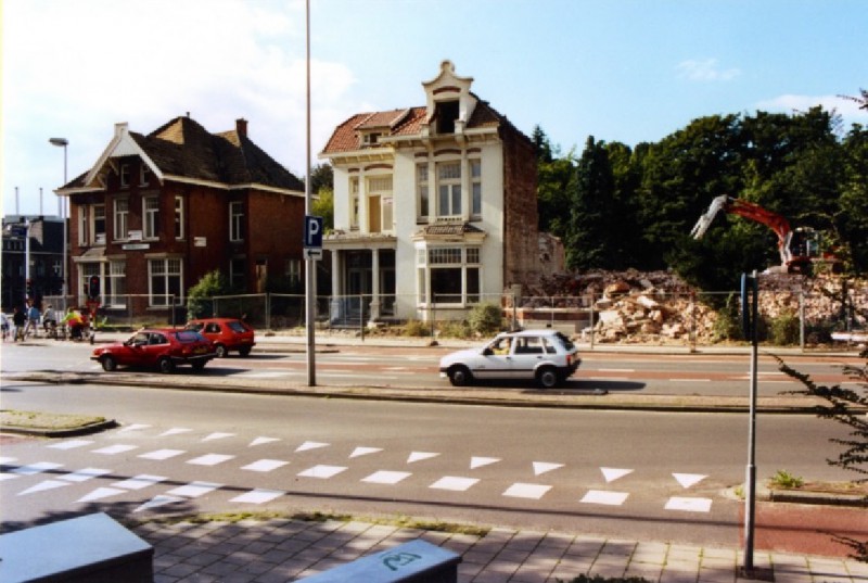 Haaksbergerstraat 66-68 Hoek Ripperdastraat met afbraak villa's april 1968.jpg